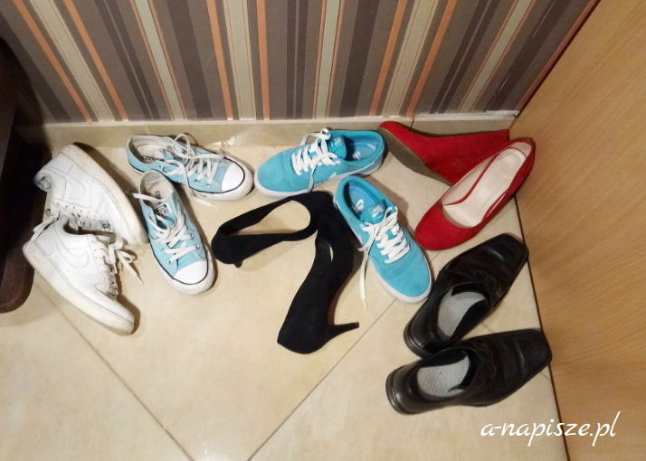buty leżą na podłodze